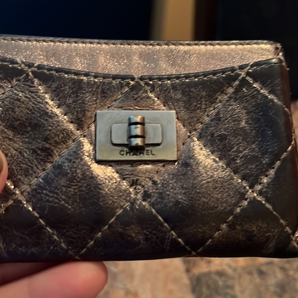 CHANEL - Metallic Aged calfskin quilted reissue card holder bronze color - Picture 5 of 8